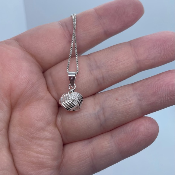 Sterling silver love knot necklace - Picture 4 of 9